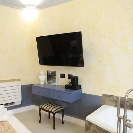 Odeon Neapolis Konukevi Napoli